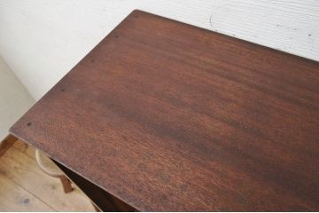 アンティーク家具　古い木の脚付き下駄箱