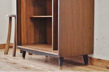 アンティーク家具　古い木の脚付き下駄箱