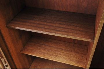 アンティーク家具　古い木の脚付き下駄箱