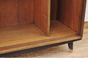 アンティーク家具　古い木の脚付き下駄箱