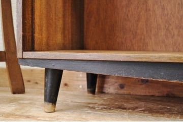 アンティーク家具　古い木の脚付き下駄箱