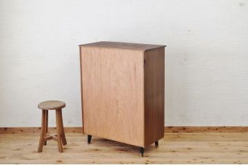 アンティーク家具　古い木の脚付き下駄箱