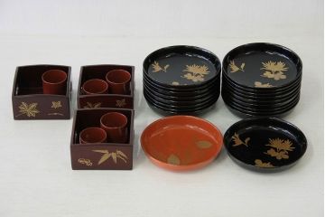 アンティーク雑貨　アンティーク　大正時代!古い蒔絵の木製小皿19枚など色々セット銘々皿(漆器)