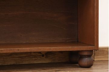 アンティーク家具　アンティーク 古い学校の脚付き飾り棚(2)(陳列棚・本棚)