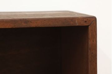 アンティーク家具　アンティーク 古い学校の脚付き飾り棚(3)(陳列棚・本棚)