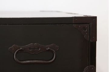 アンティーク家具　古民具・骨董　漆のキレイな六丁引き黒漆打ち出し金具庄内箪笥(タンス)