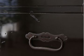 アンティーク家具　古民具・骨董　漆のキレイな六丁引き黒漆打ち出し金具庄内箪笥(タンス)