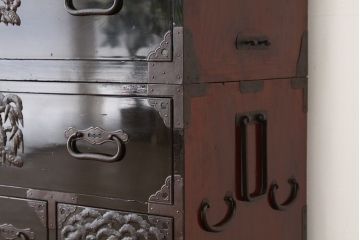 アンティーク家具　古民具・骨董　漆のキレイな六丁引き黒漆打ち出し金具庄内箪笥(タンス)