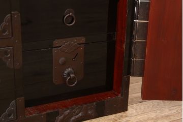 アンティーク家具　古民具・骨董　漆のキレイな六丁引き黒漆打ち出し金具庄内箪笥(タンス)