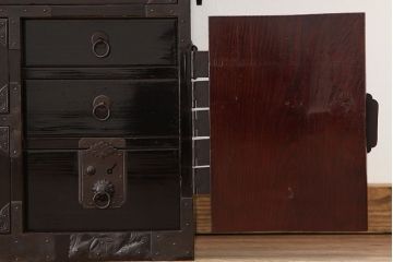 アンティーク家具　古民具・骨董　黒漆六丁引き打ち出し金具の庄内箪笥