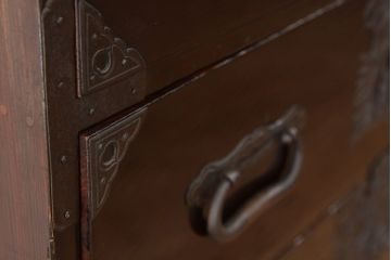 アンティーク家具　古民具・骨董　黒漆六丁引き打ち出し金具の庄内箪笥