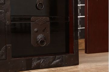 アンティーク家具　古民具・骨董　黒漆六丁引き打ち出し金具の庄内箪笥