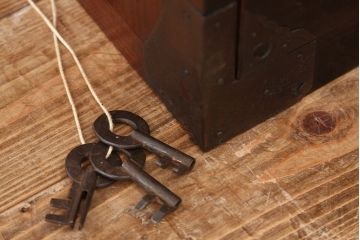 アンティーク家具　古民具・骨董　黒漆六丁引き打ち出し金具の庄内箪笥