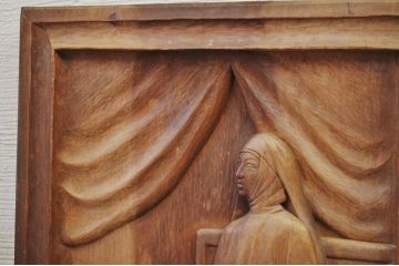 アンティーク雑貨　古い　修道女(シスター)の壁掛け彫刻