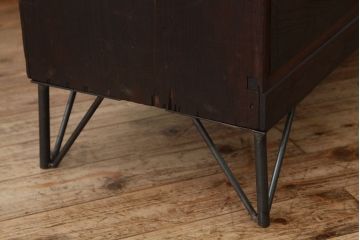アンティーク家具　アンティーク　素敵なデザイン!古い木味の鉄脚ローボード(ローチェスト・箪笥)