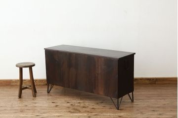 アンティーク家具　アンティーク　素敵なデザイン!古い木味の鉄脚ローボード(ローチェスト・箪笥)