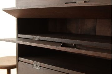 アンティーク家具　アンティーク　古い木の重厚なパタパタ下駄箱