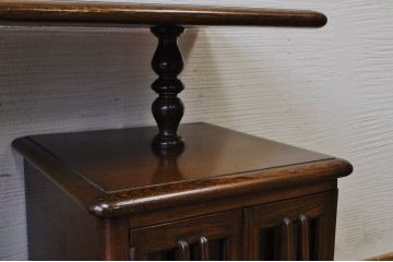 アンティーク家具　古いナラ材の変り型キャビネット(収納棚)