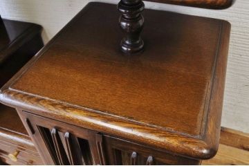 アンティーク家具　古いナラ材の変り型キャビネット(収納棚)