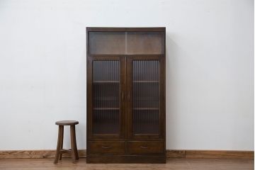レトロ家具　アンティーク　レトロなデザインのモールガラス本箱(収納棚・飾り棚)