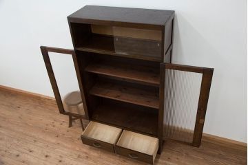 レトロ家具　アンティーク　レトロなデザインのモールガラス本箱(収納棚・飾り棚)