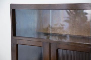 レトロ家具　アンティーク　レトロなデザインのモールガラス本箱(収納棚・飾り棚)