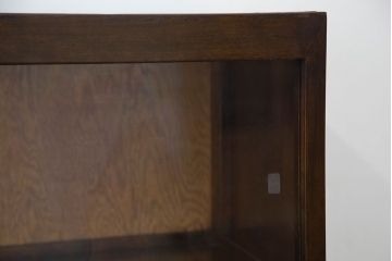 レトロ家具　アンティーク　レトロなデザインのモールガラス本箱(収納棚・飾り棚)