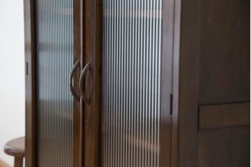 レトロ家具　アンティーク　レトロなデザインのモールガラス本箱(収納棚・飾り棚)