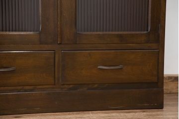 レトロ家具　アンティーク　レトロなデザインのモールガラス本箱(収納棚・飾り棚)