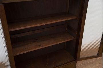 レトロ家具　アンティーク　レトロなデザインのモールガラス本箱(収納棚・飾り棚)