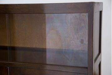 レトロ家具　アンティーク　レトロなデザインのモールガラス本箱(収納棚・飾り棚)