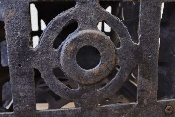 特大　古い鉄製の吊り灯篭