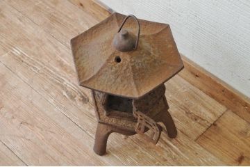 味のある古い鉄製吊り灯篭