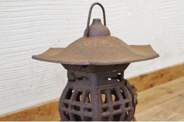 味のある古い鉄製吊り灯篭