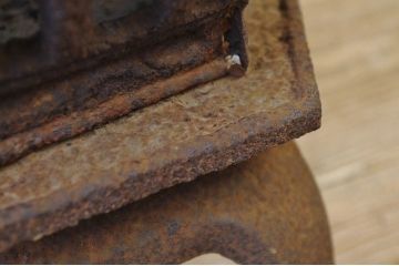 味のある古い鉄製吊り灯篭