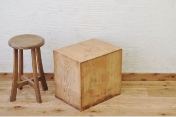 アンティーク家具　古い木味の小さな書類棚