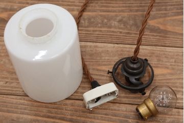 アンティーク　古いお家のレトロな吊り下げ照明