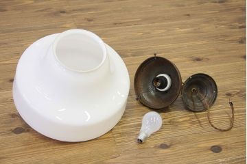 アンティーク　古い乳白ガラスの吊り下げ照明(電笠)