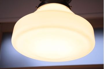 アンティーク　古い乳白ガラスの天井照明(電笠)