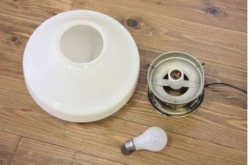 アンティーク　古い乳白ガラスの天井照明(電笠)