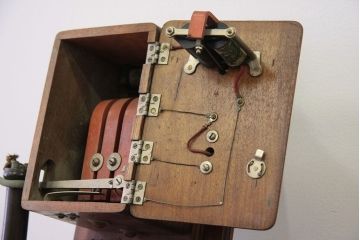 アンティーク雑貨　アンティーク　戦前!日本電気製・壁掛け電話機(ジャンク品)