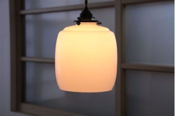 アンティーク　古いガラスの吊り下げ照明(電笠、乳白ガラス)