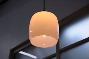 アンティーク　古いガラスの吊り下げ照明(電笠、乳白ガラス)