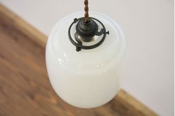 アンティーク　古いガラスの吊り下げ照明(電笠、乳白ガラス)