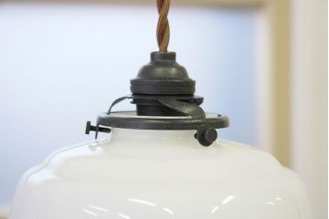 アンティーク　古いガラスの吊り下げ照明(電笠、乳白ガラス)