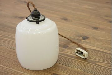 アンティーク　古いガラスの吊り下げ照明(電笠、乳白ガラス)
