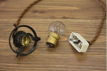アンティーク　古いガラスの吊り下げ照明(電笠、乳白ガラス)