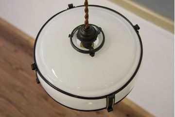 アンティーク　古いお家の切子細工の乳白ガラス吊り下げ照明?