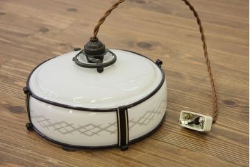 アンティーク　古いお家の切子細工の乳白ガラス吊り下げ照明?