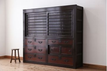 アンティーク家具　古民具・骨董　モダンデザインの大きな収納箪笥(水屋箪笥)